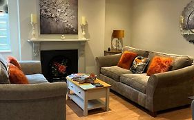 Luxury Refurbished 2 Bedroom Regency Apartment